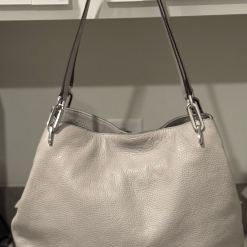 Michael Kors Gray Pebbled Leather Handbag in Excellent Condition! Preowned!! - Picture 2 of 8